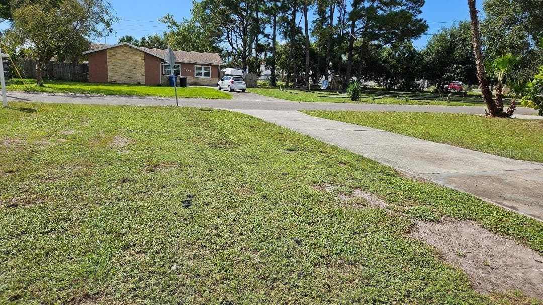 very large front yard - 7529 35TH AVE N, ST PETERSBURG