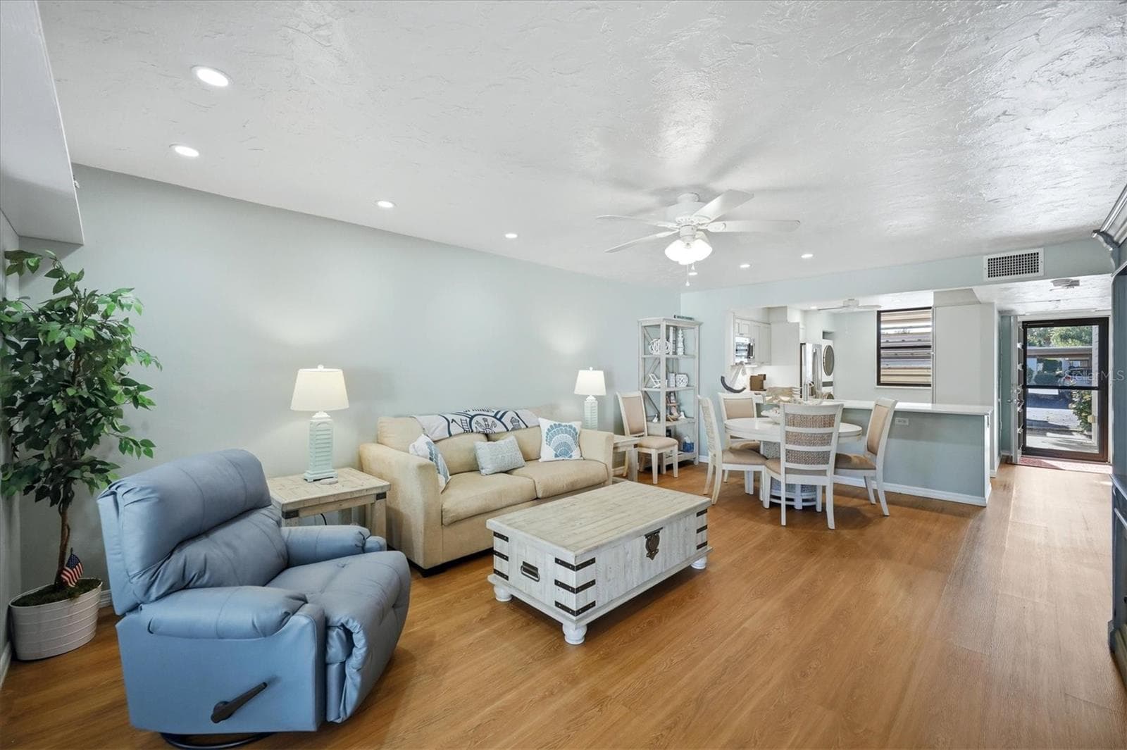 Condominium at 753 OAKVIEW DR, BRADENTON, photo 6 of 45