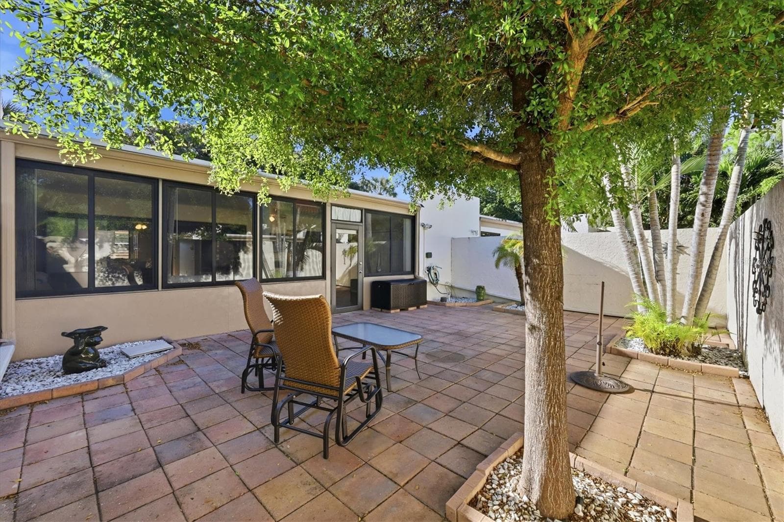 Private Courtyard - 753 OAKVIEW DR, BRADENTON