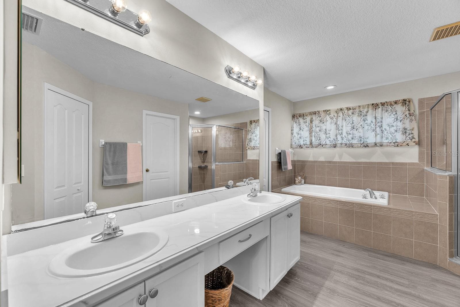 Single Family Residence at 16306 DORMAN RD, LITHIA, photo 6 of 54