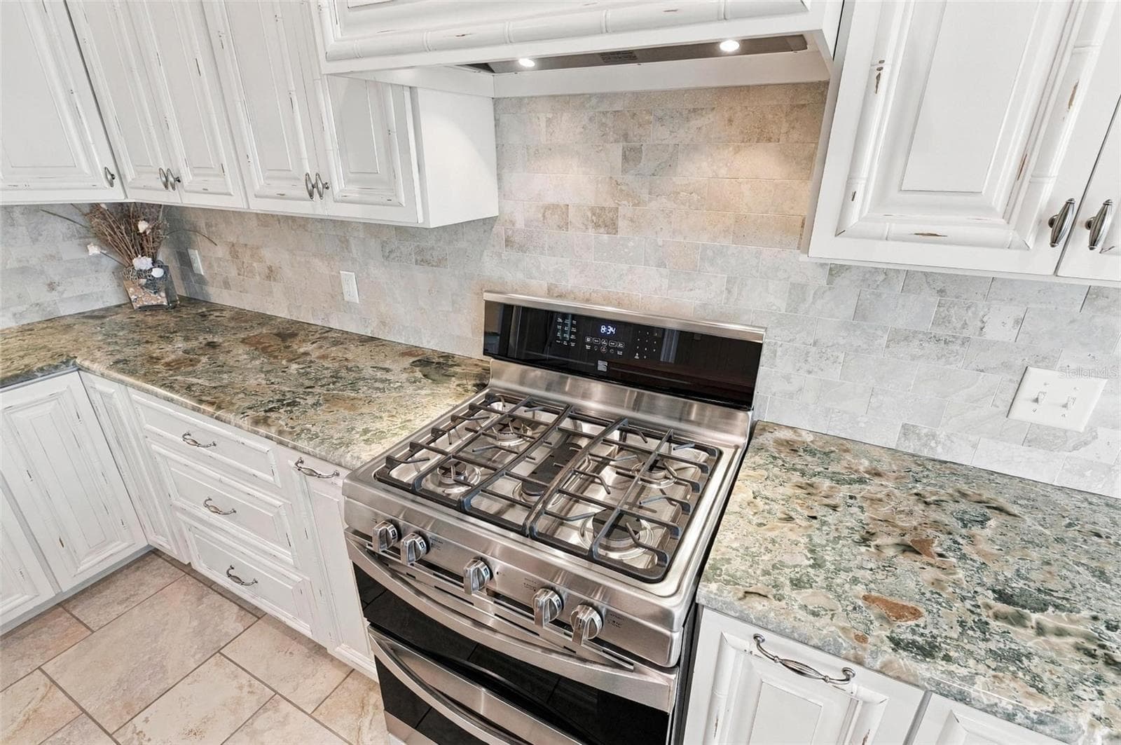 gas range, gorgeous granite counters - 2101 N OCEAN SHORE BLVD, FLAGLER BEACH