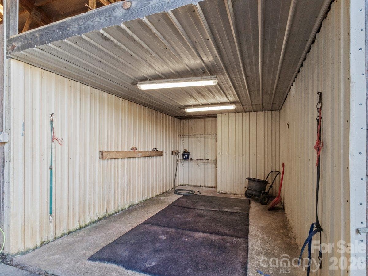 Hot and Cold Wash Stall. Outside wash, too. Loft storage above. - 217 Flint Hill Road, Alexander
