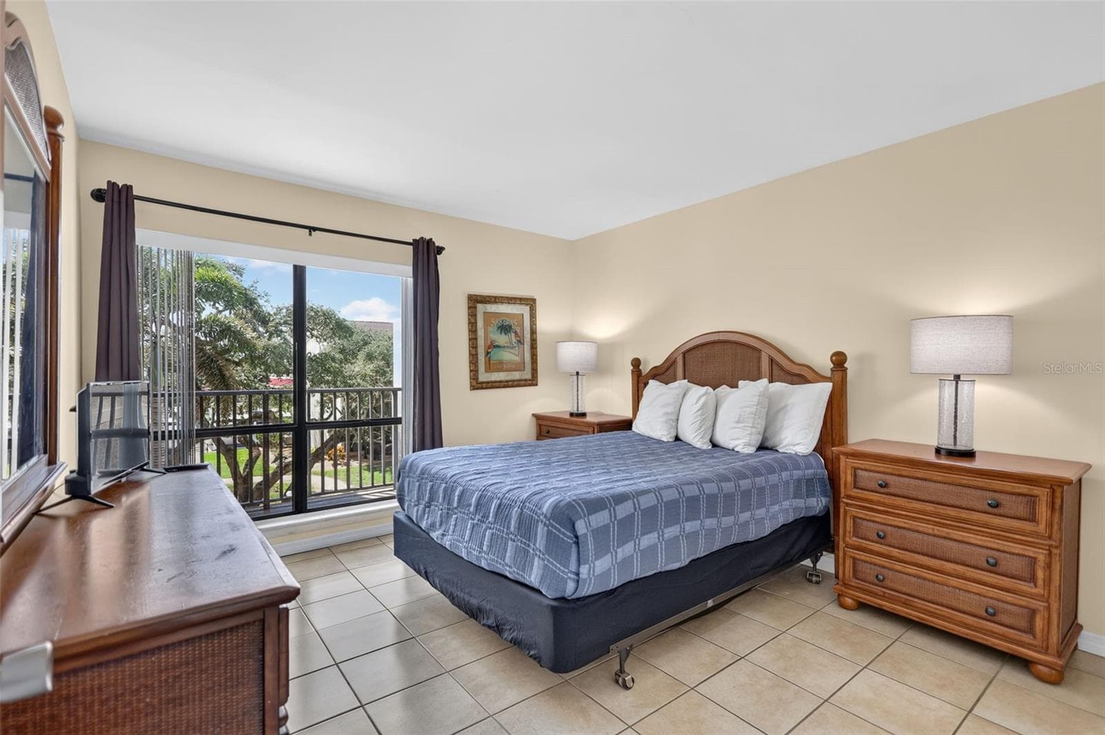 Large guest bedroom with ample natural light and spacious layout. - 6157 MIDNIGHT PASS RD #E53, SARASOTA