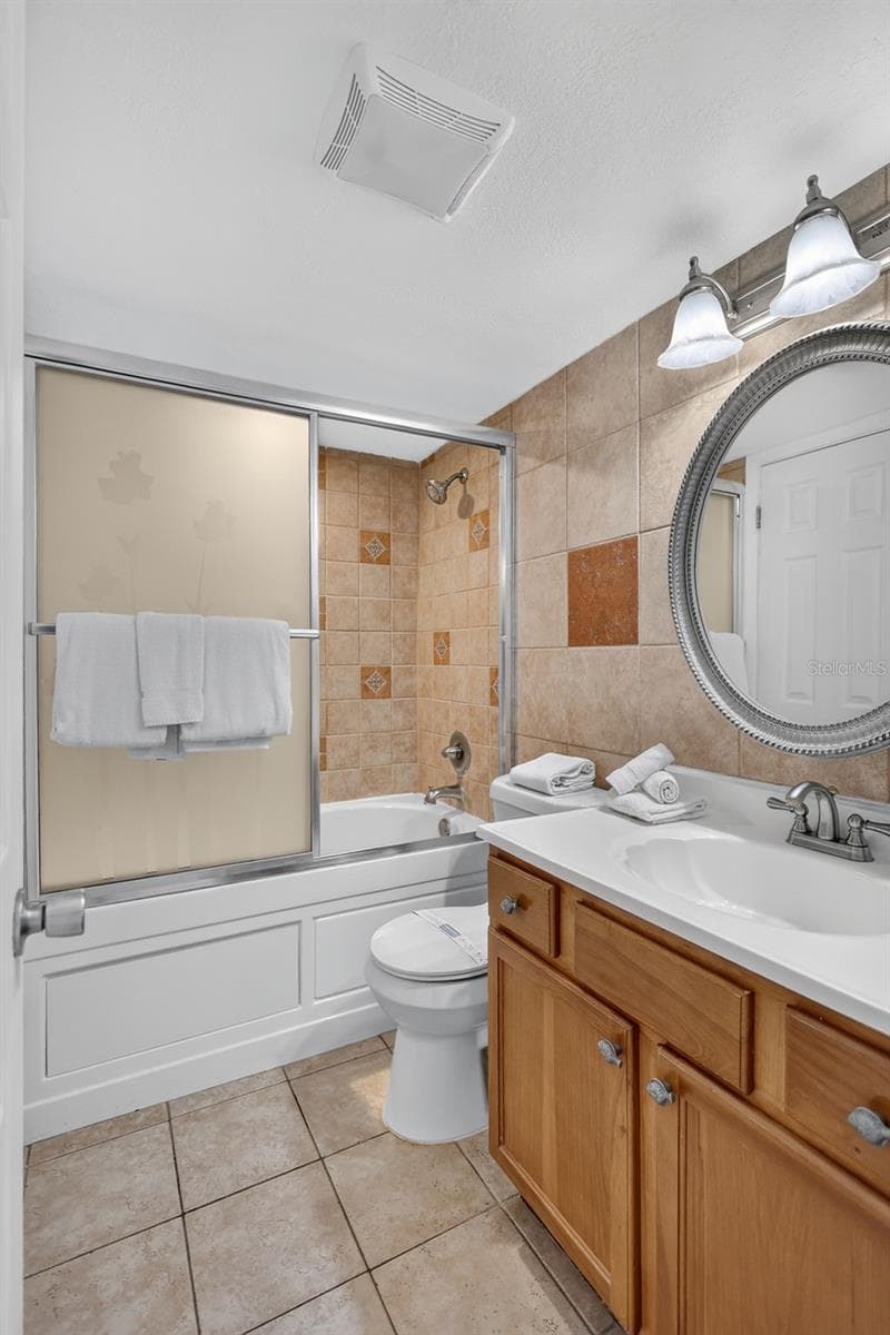 Bathroom features a spacious shower and a luxurious Jacuzzi soaking tub. - 6157 MIDNIGHT PASS RD #E53, SARASOTA