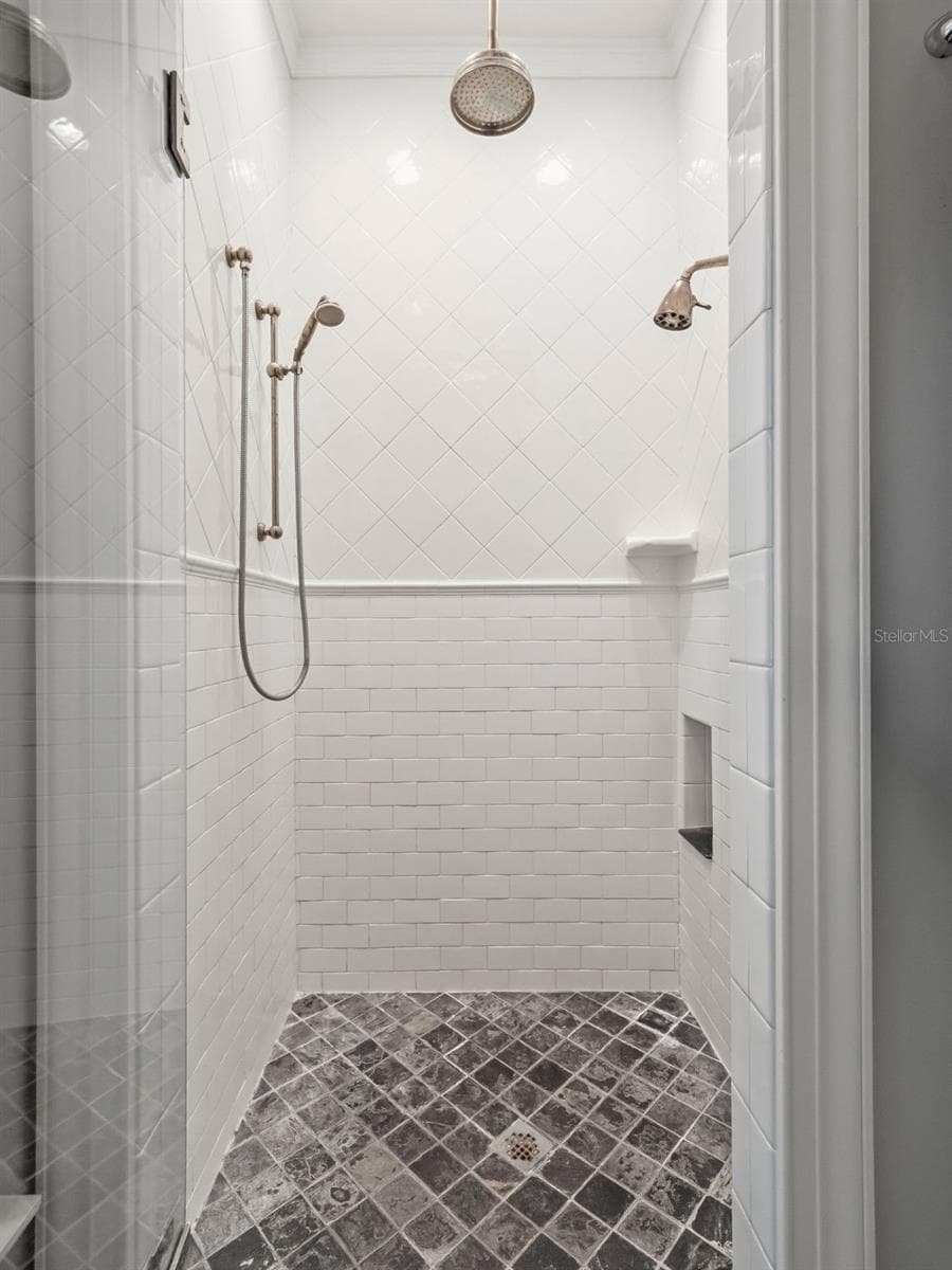 Walk-In Shower - 1600 LEGION DR, WINTER PARK