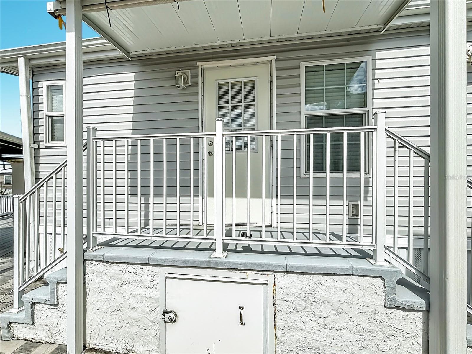 Side deck also provides access into your Florida home - 9000 US HIGHWAY 192 #181, CLERMONT
