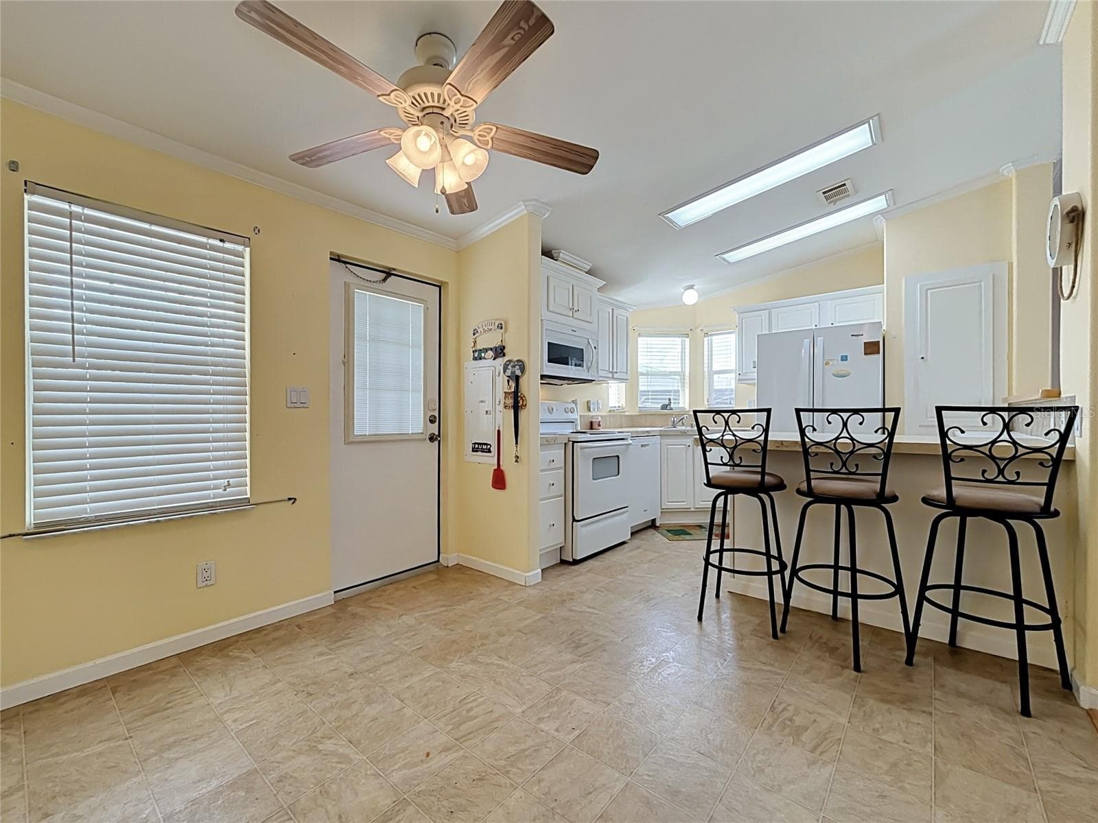 Dining room sits alongsiide kitchen overlooking front of the property. - 9000 US HIGHWAY 192 #181, CLERMONT