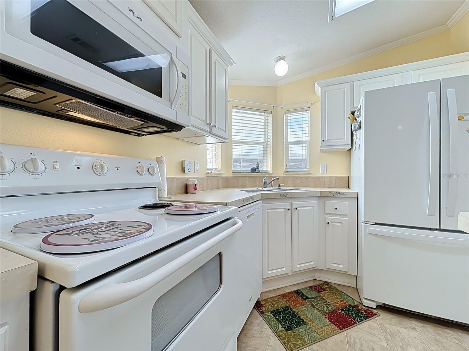 Spacious kitchen with breakfast bar and pass through into living area - 9000 US HIGHWAY 192 #181, CLERMONT