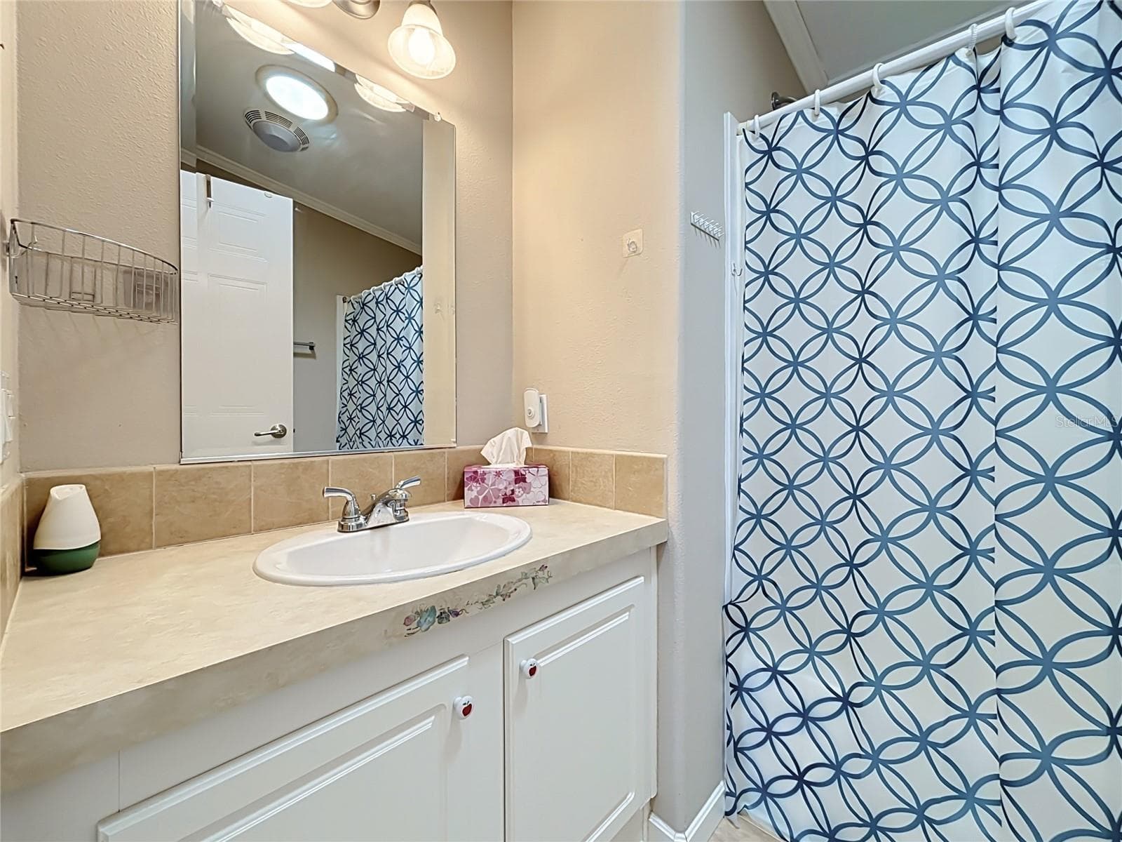 Guest bathroom sits conveniently in the hallway between the dining area and bedrooms - 9000 US HIGHWAY 192 #181, CLERMONT