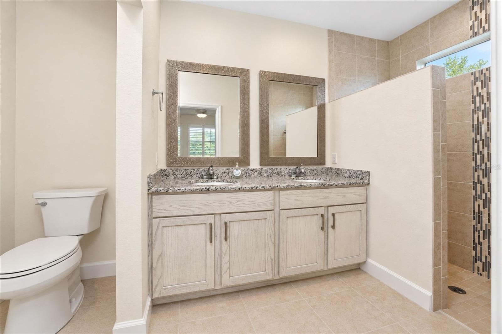 Double-sink vanity and walk-in shower - 2181 WAKEFIELD ST, PORT CHARLOTTE