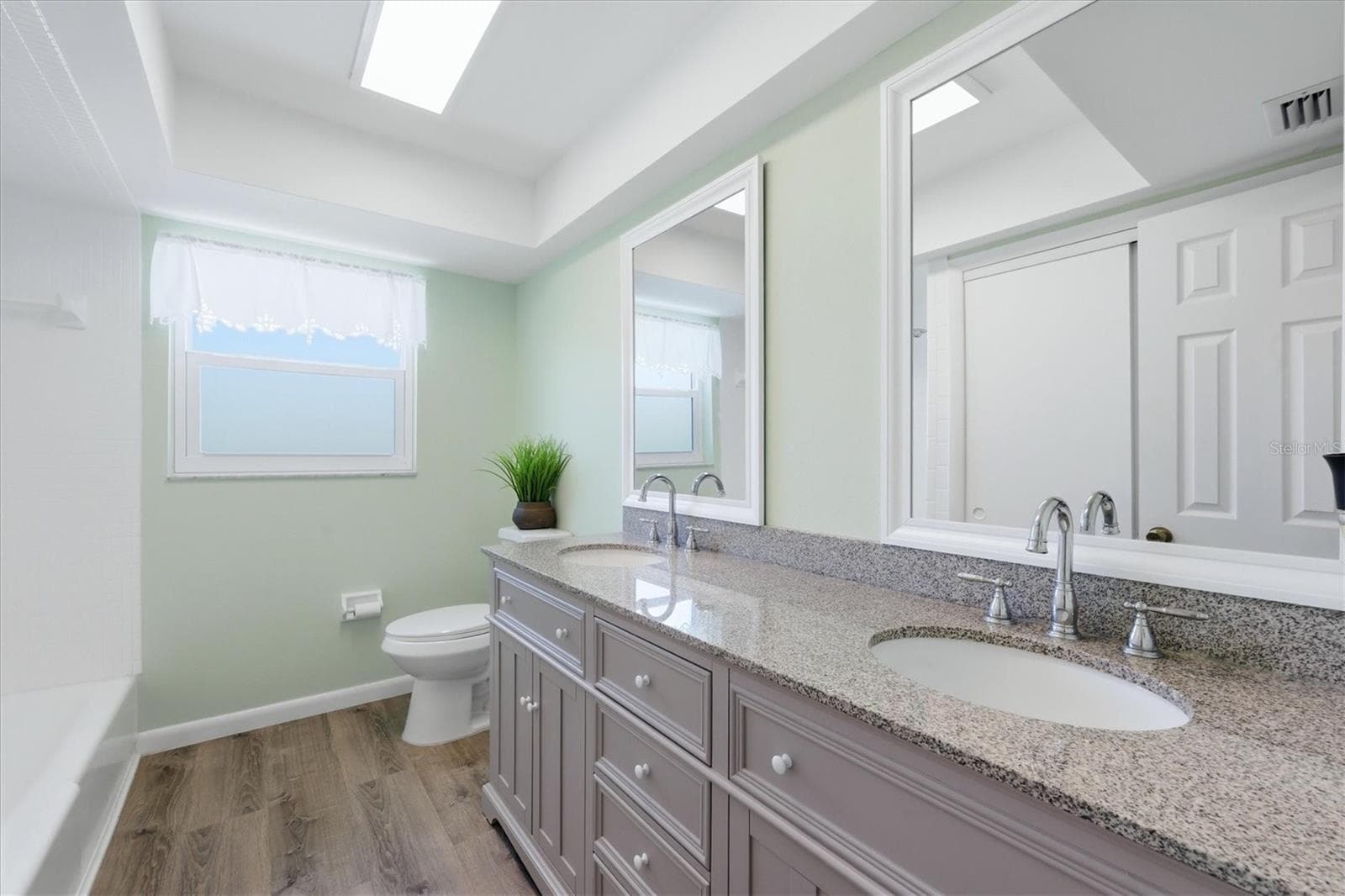 Guest bath adjacent to bedrooms two and three - 90 OAKLAND HILLS CT, ROTONDA WEST