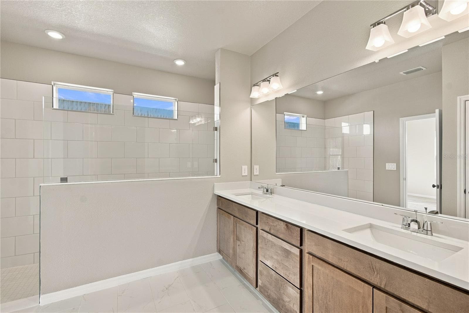 Owner's Bath - 437 SPRING HARVEST DR, PLANT CITY