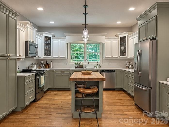 Updated colors on the cabinetry creates soothing and inviting space - 170 Cape Martin Circle, Hendersonville