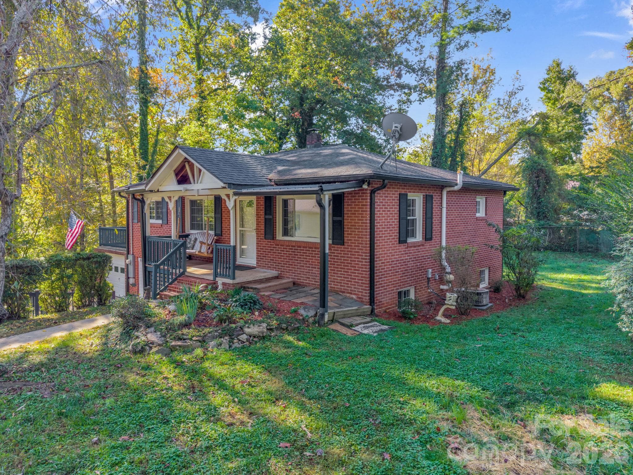 Single Family Residence at 88 Lake Rugby Drive, Hendersonville, photo 5 of 38