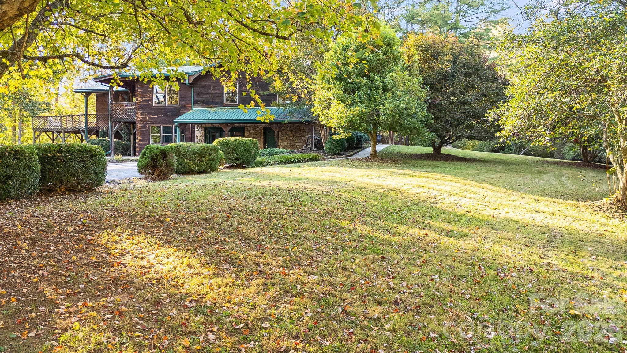 Beautiful level 1.76 acre lot with mature landscaping - 104 Paramount Drive, Leicester