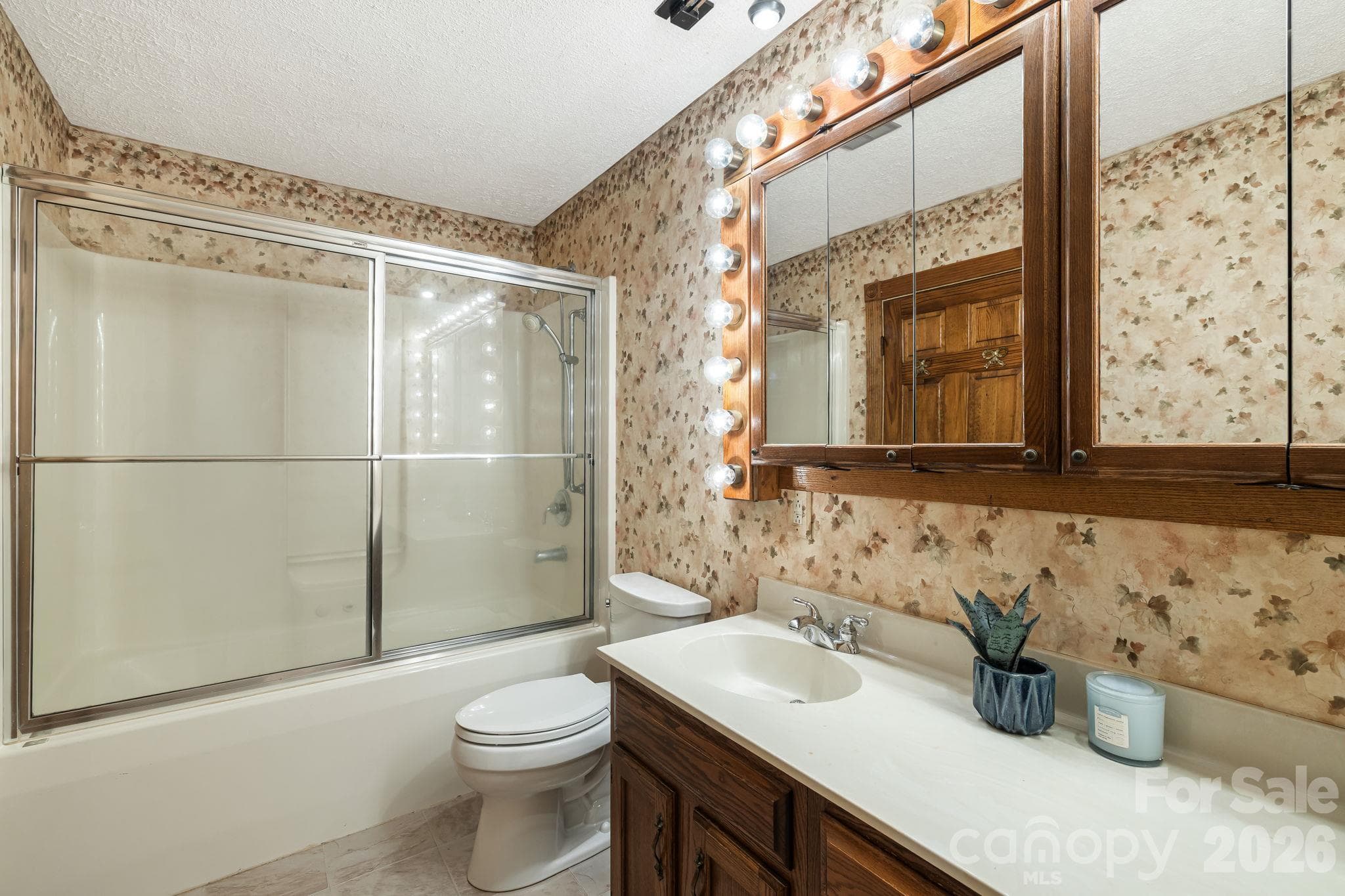 Primary Bathroom - 104 Paramount Drive, Leicester