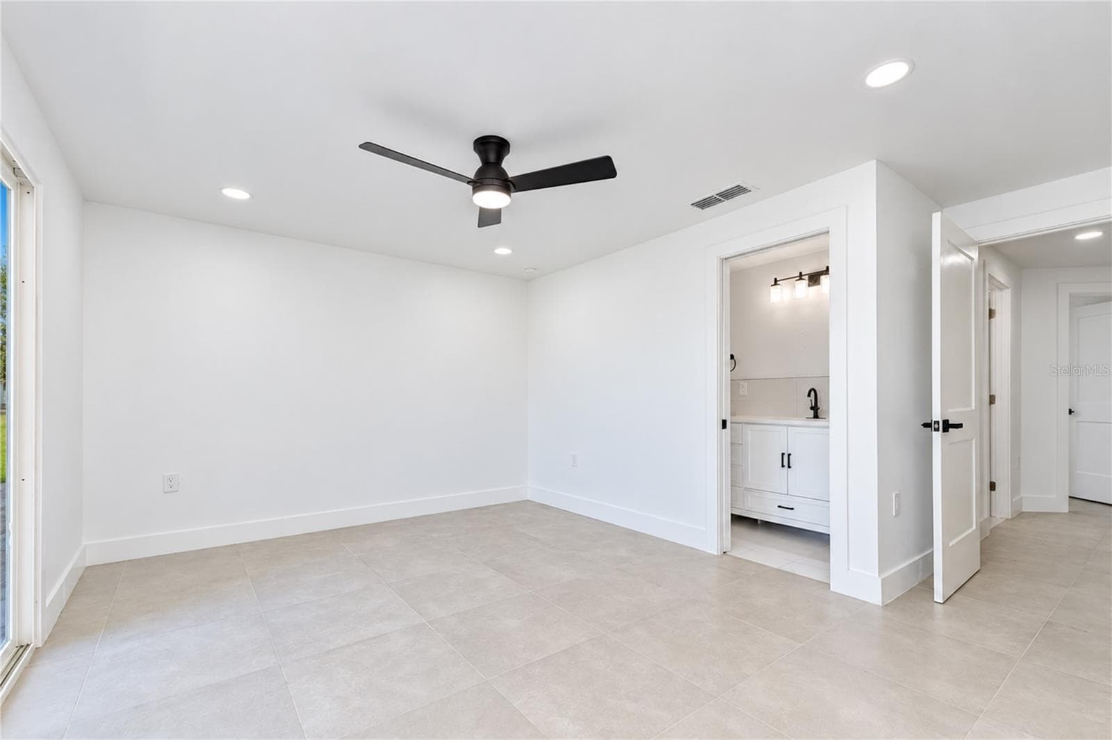Single Family Residence at 404 LAKEVIEW DR, OLDSMAR, photo 32 of 56