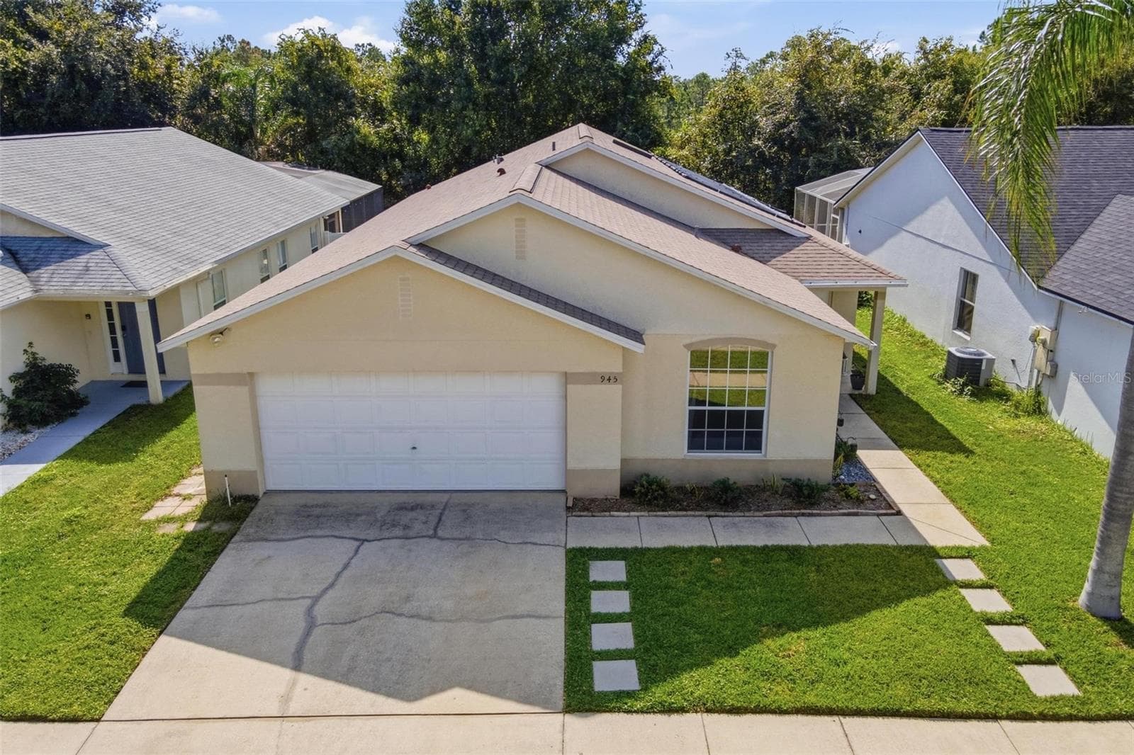 945 CLEAR CREEK CIR
