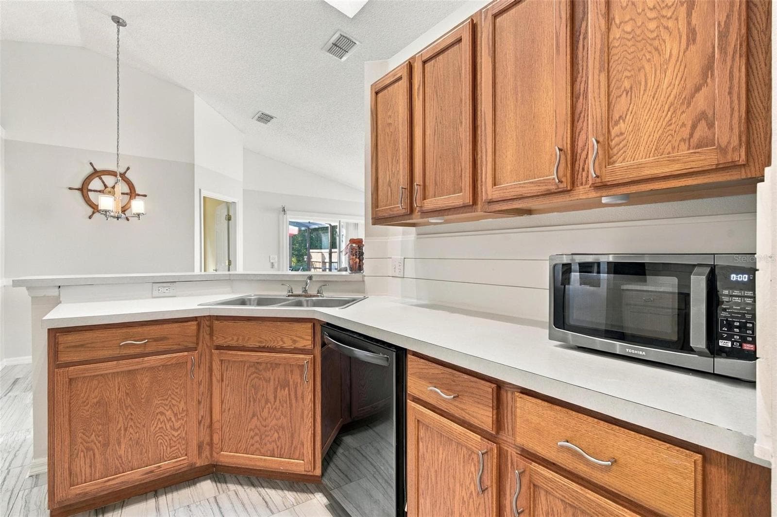Kitchen with Breakfast Bar - 945 CLEAR CREEK CIR, CLERMONT