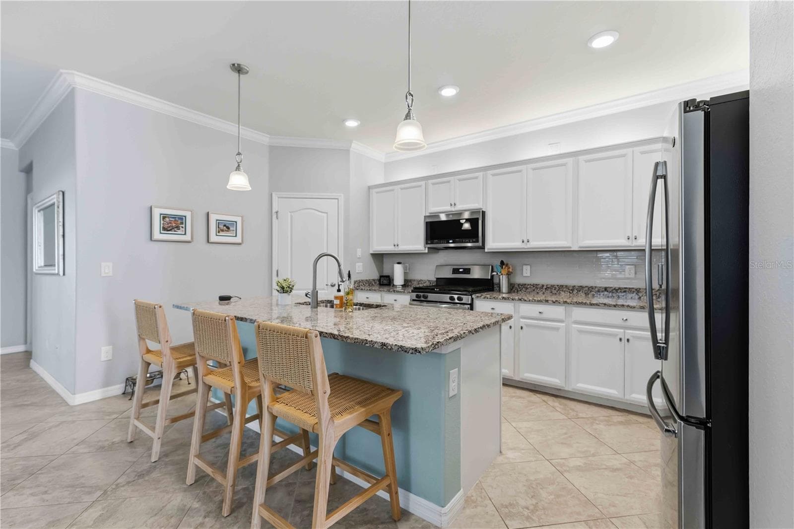 Granite Counters, Stainless GE and Bosch appliances-great walk-in pantry in corner. Natural gas range. - 4523 BALTRY CT, BRADENTON