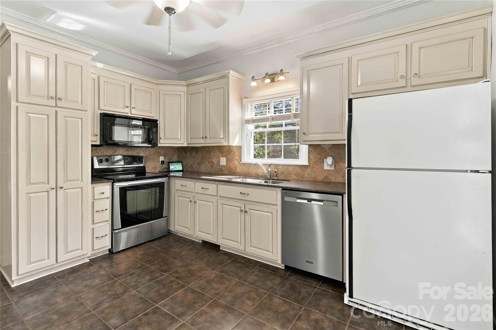 Single Family Residence at 1247 Trailstream Drive, Lancaster, photo 13 of 43
