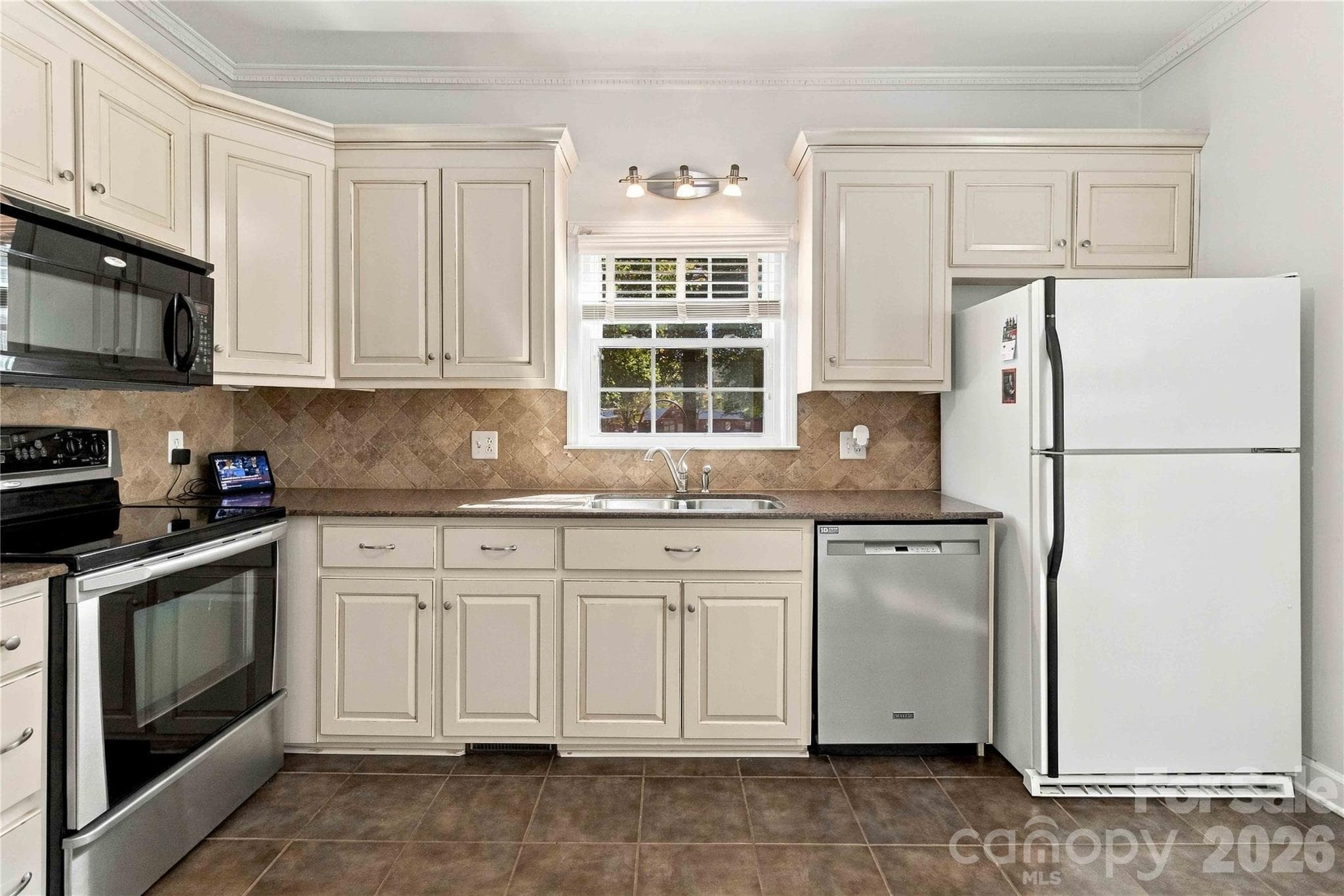 Single Family Residence at 1247 Trailstream Drive, Lancaster, photo 15 of 43