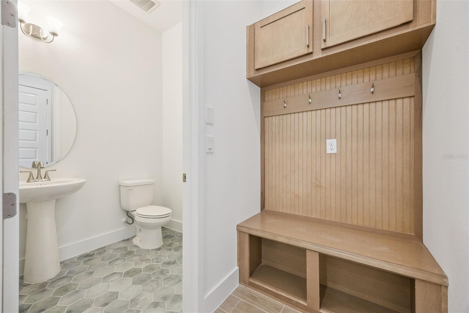 Drop zone and Powder bathroom - 17428 HONEYBELL TANGELO CT, WINTER GARDEN