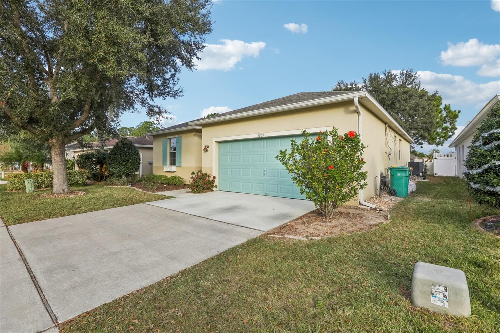 Single Family Residence at 1689 STRATHMORE CIR, MOUNT DORA, photo 2 of 37