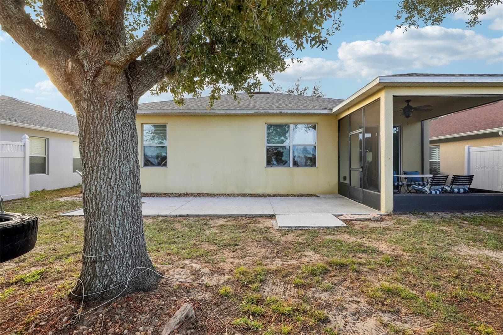 Single Family Residence at 1689 STRATHMORE CIR, MOUNT DORA, photo 33 of 37