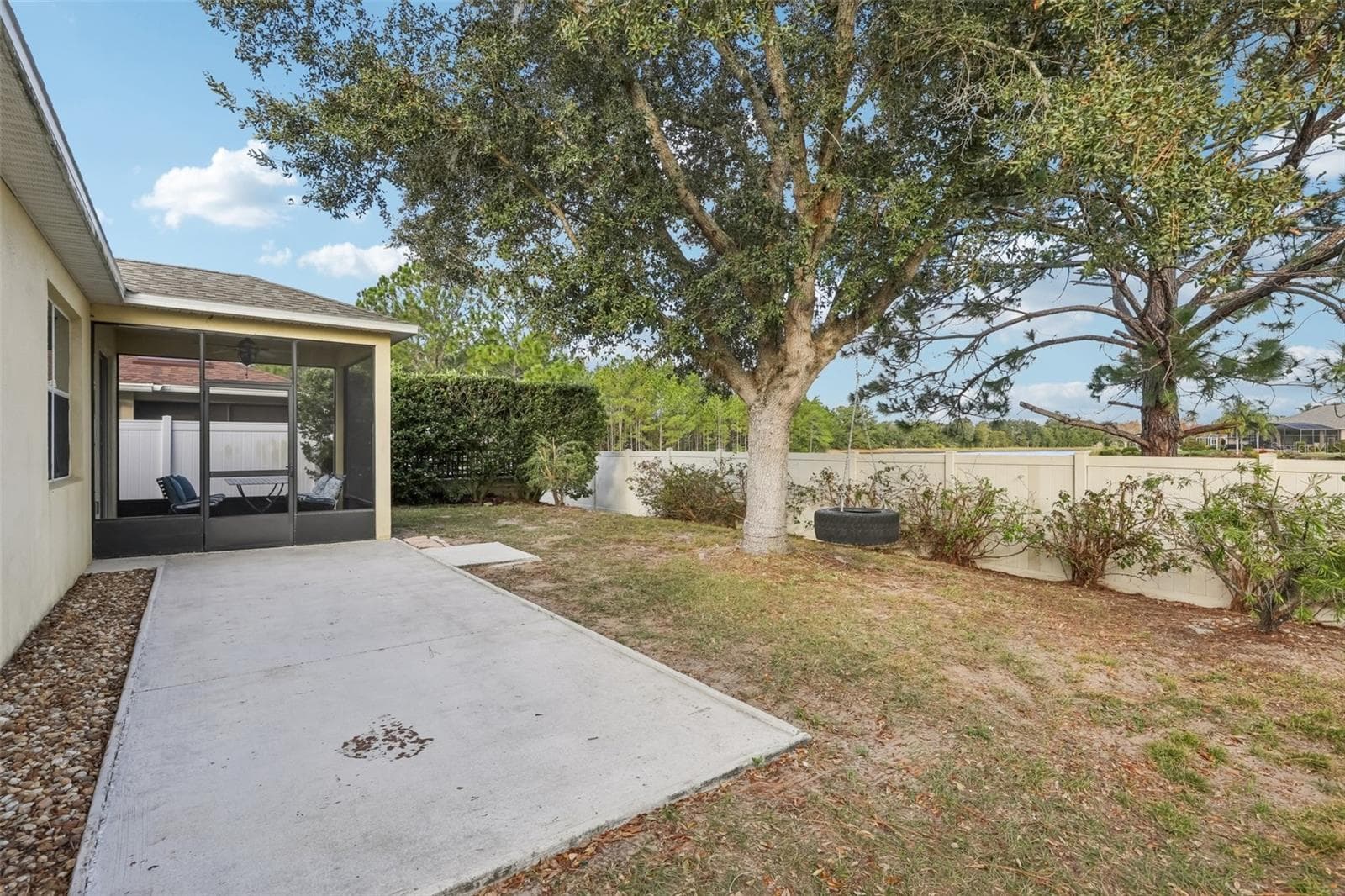 Single Family Residence at 1689 STRATHMORE CIR, MOUNT DORA, photo 35 of 37