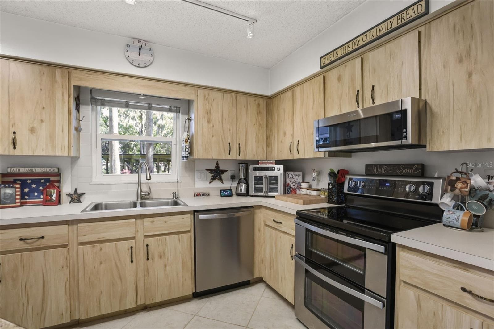 Single Family Residence at 1080 FOREST DR, TAVARES, photo 11 of 47