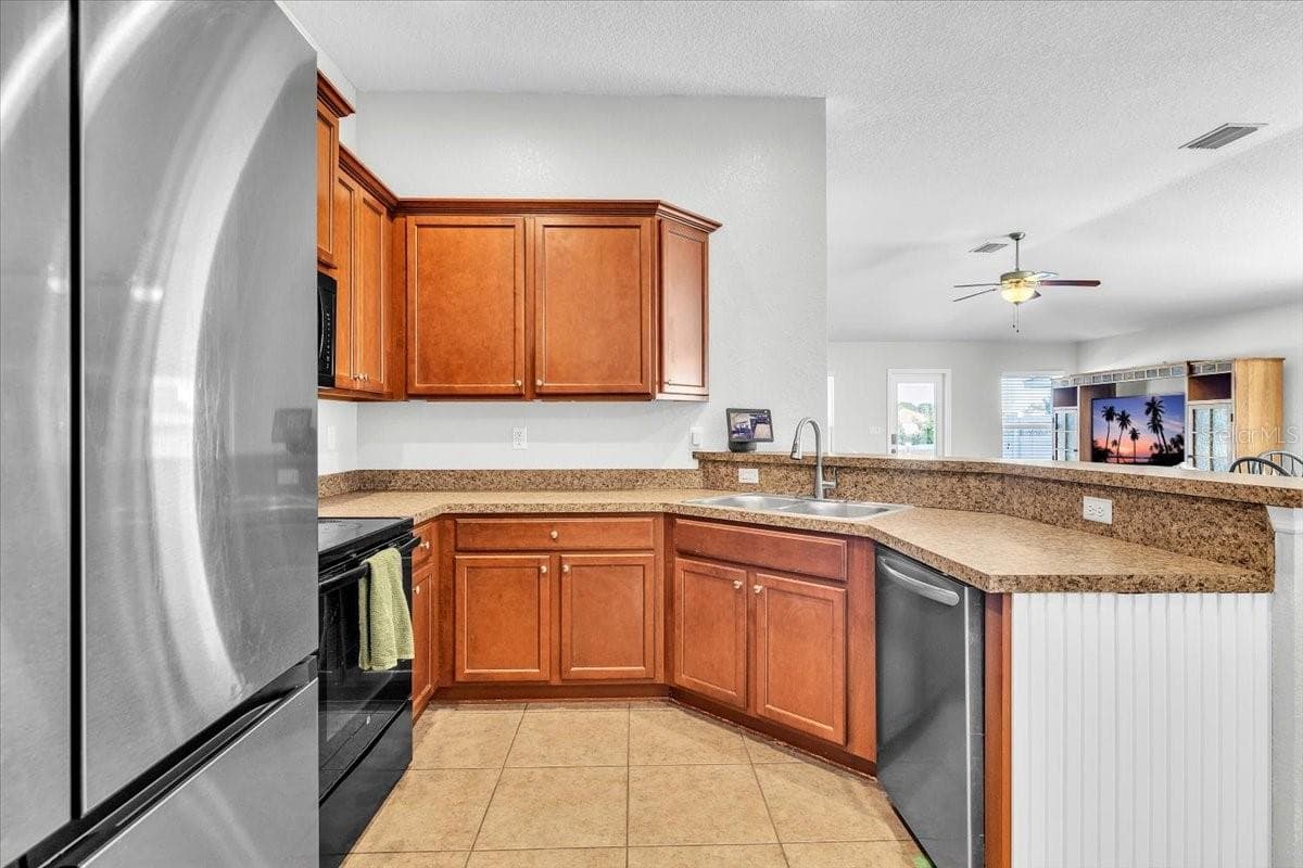 Single Family Residence at 10912 KIRKWALL PORT DR, WIMAUMA, photo 10 of 41