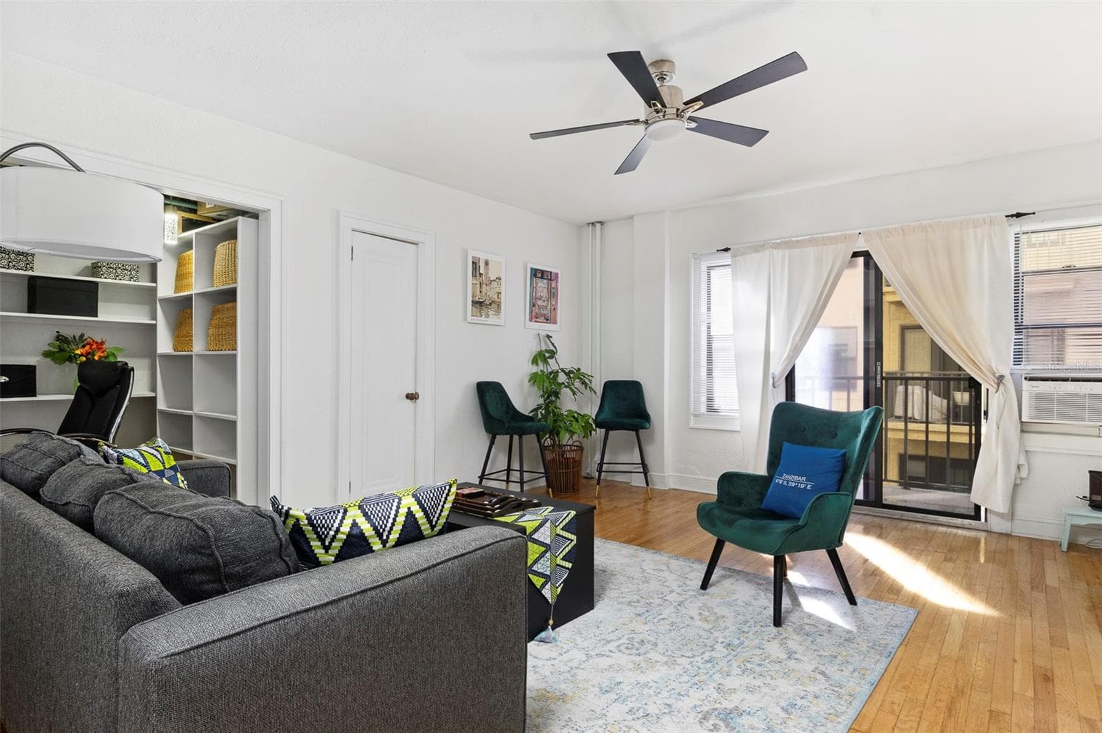 Bright Living Area - 130 4TH AVE N #503, ST PETERSBURG
