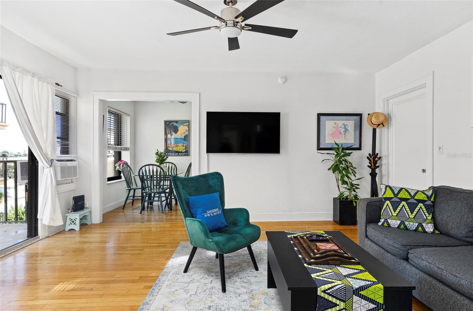 Sunny and Comfy Living Area - 130 4TH AVE N #503, ST PETERSBURG