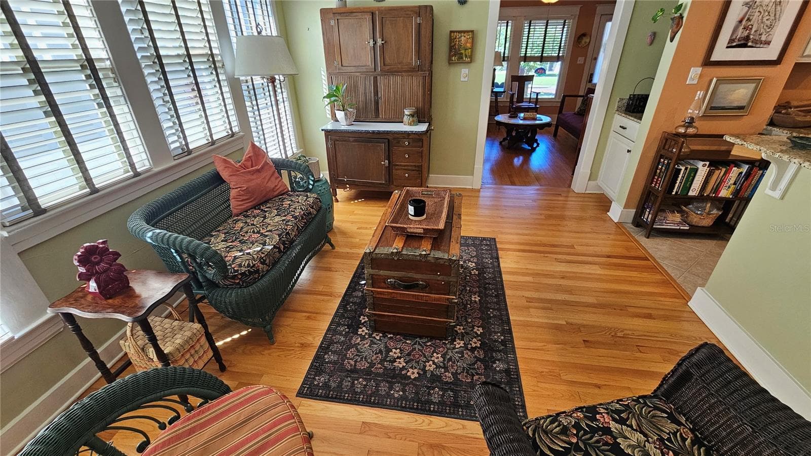 Sitting Nook - Kitchen to the right, Living Room in background - 821 N EOLA DR, ORLANDO