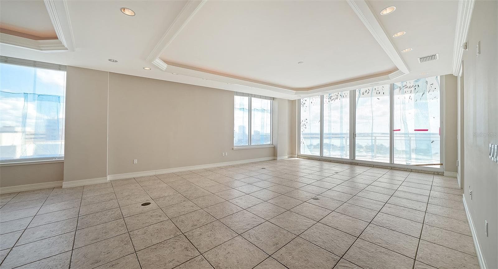 Living room - 1233 N GULFSTREAM AVE #1404, SARASOTA