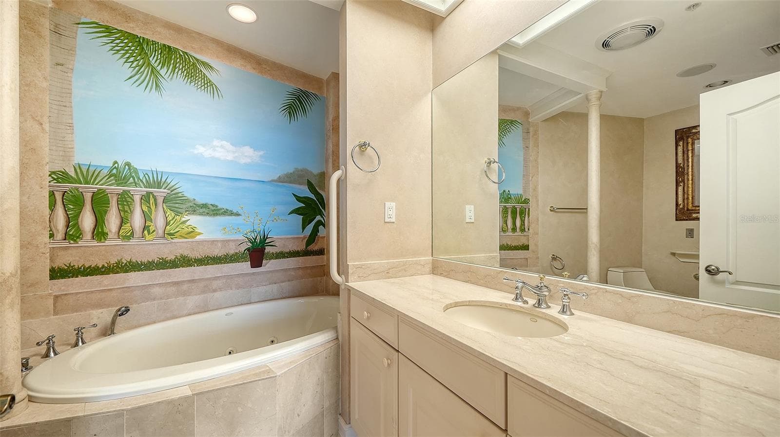 Primary bedroom suite - 1233 N GULFSTREAM AVE #1404, SARASOTA