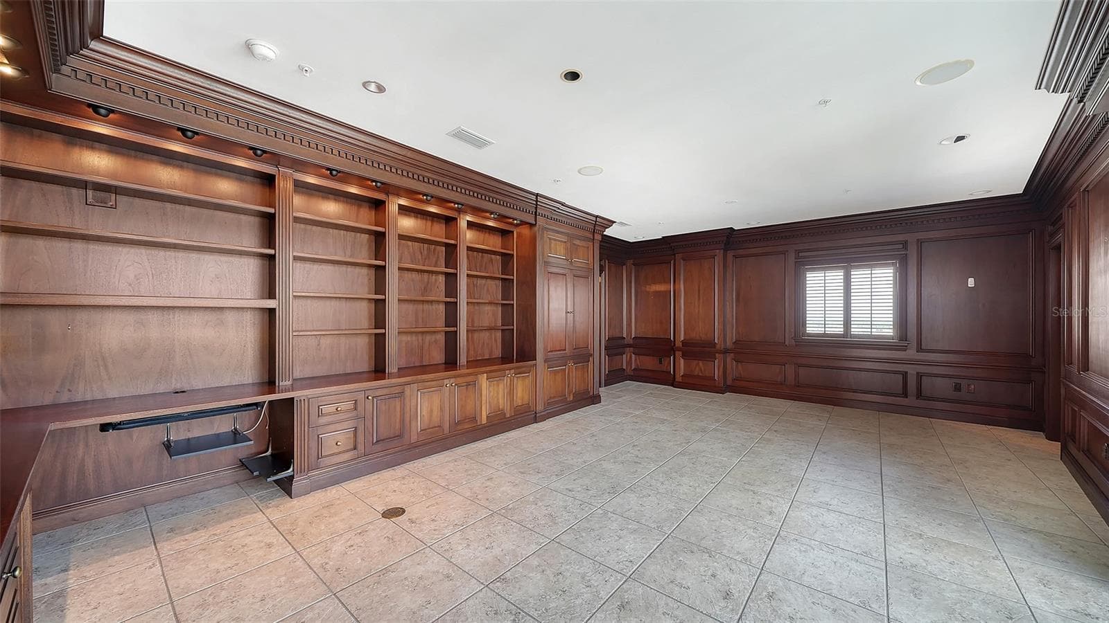 Guest suite sellers used as a paneled den - 1233 N GULFSTREAM AVE #1404, SARASOTA