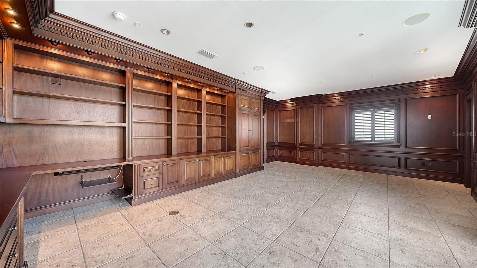 Guest suite sellers used as a paneled den - 1233 N GULFSTREAM AVE #1404, SARASOTA