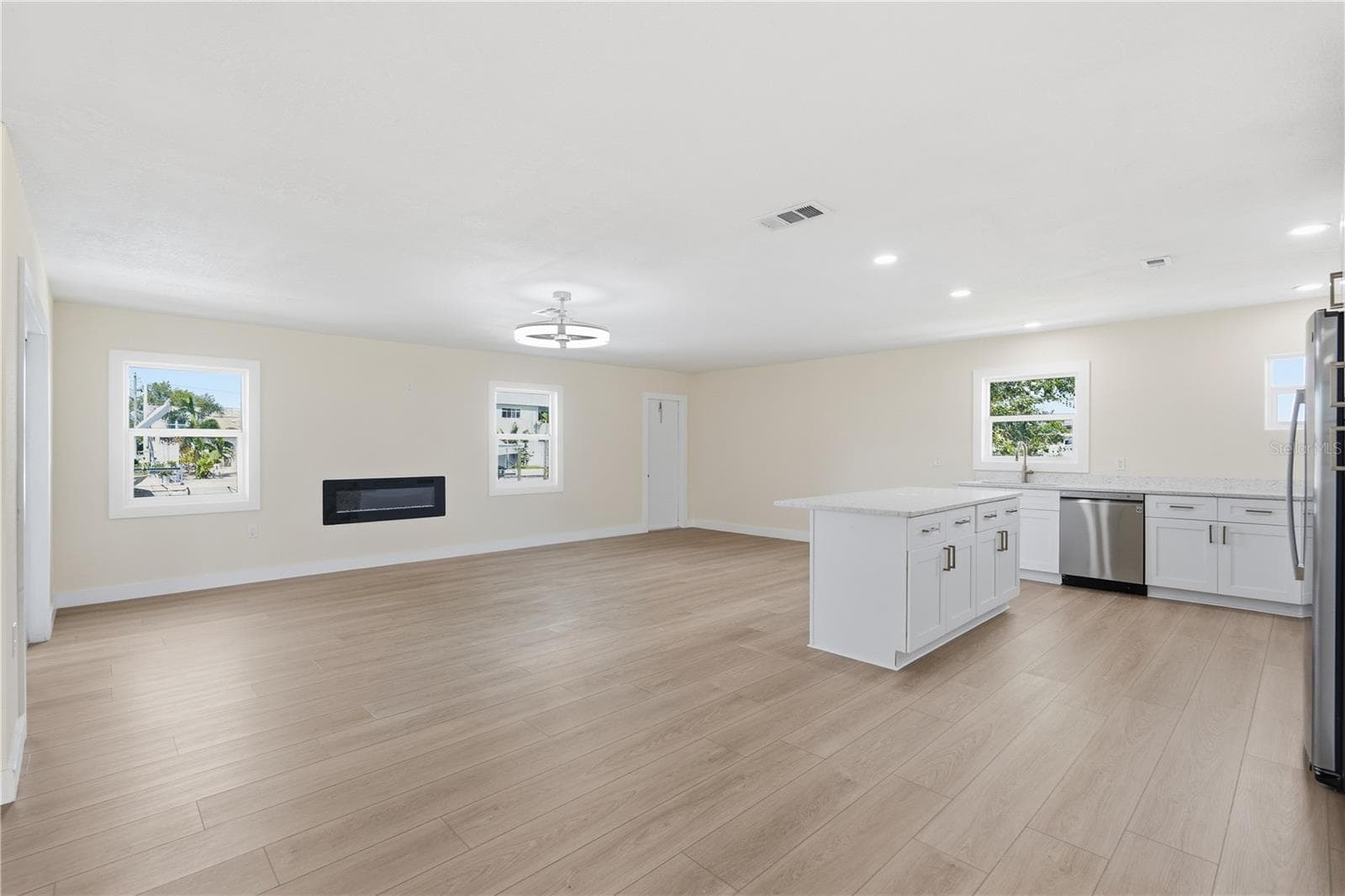 KITCHEN & FAMILY ROOM - 7507 MAKO DR, HUDSON