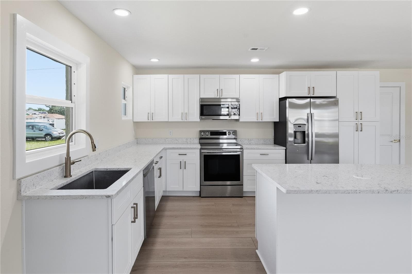 LOTS OF CABINETS - 7507 MAKO DR, HUDSON