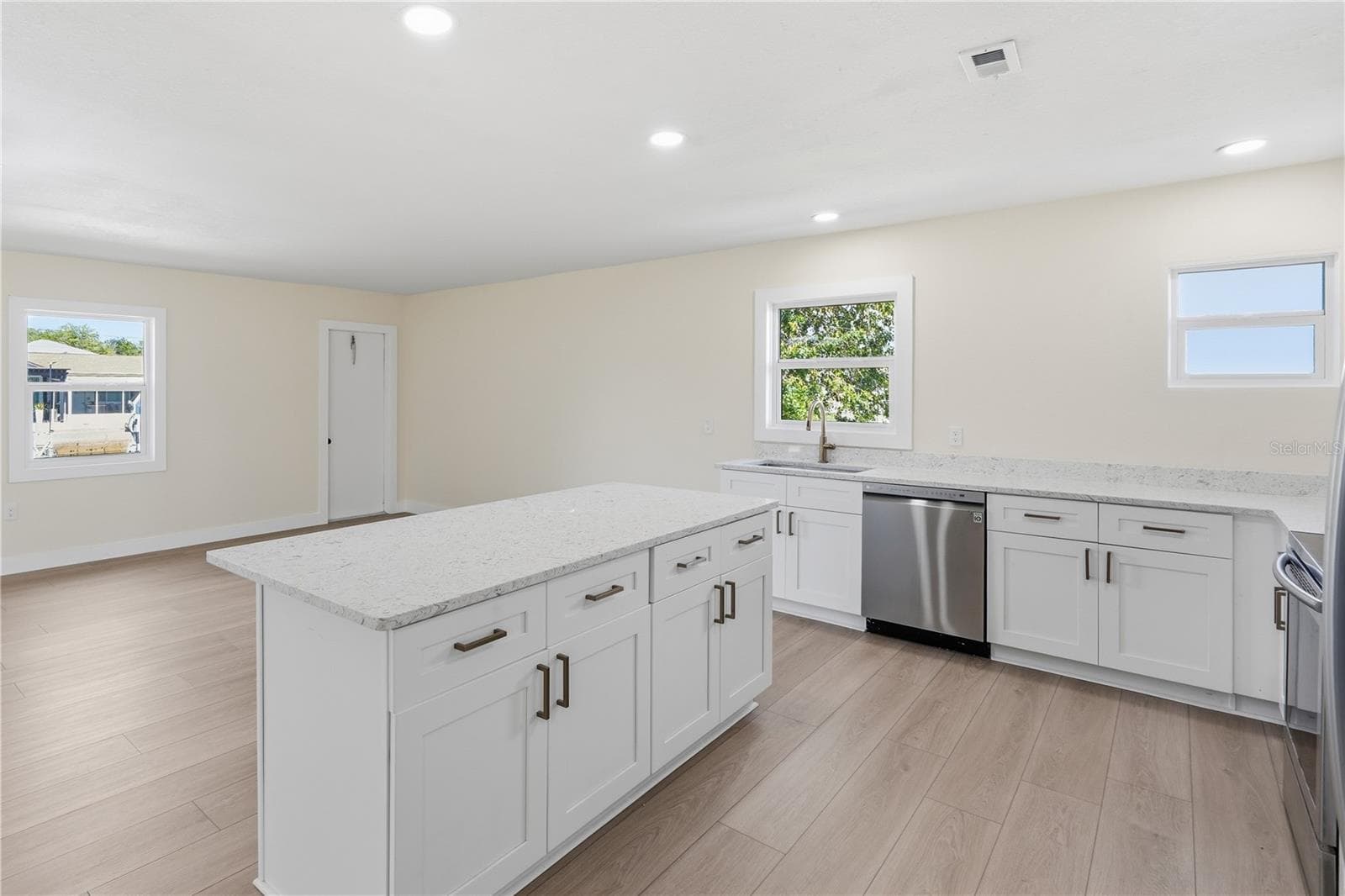 TONS OF COUNTER SPACE - 7507 MAKO DR, HUDSON