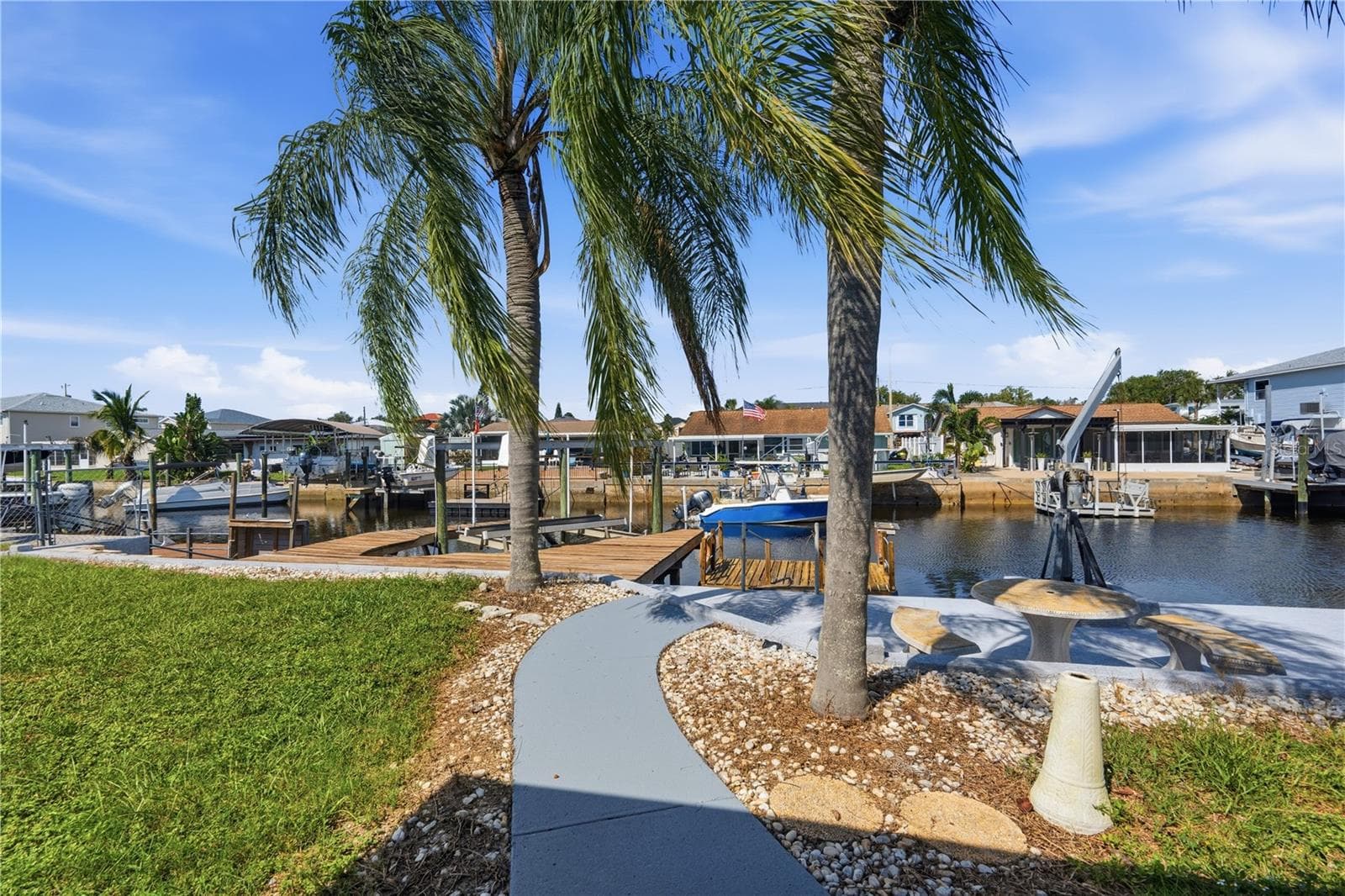 OUT TO BOAT LIFT & DOCK FROM LANAI - 7507 MAKO DR, HUDSON