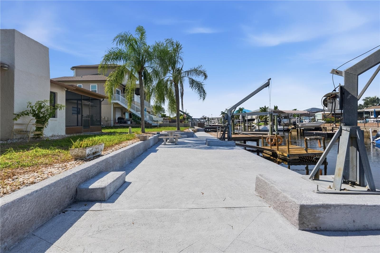 80' SEAWALL WITH DAVITS - 7507 MAKO DR, HUDSON