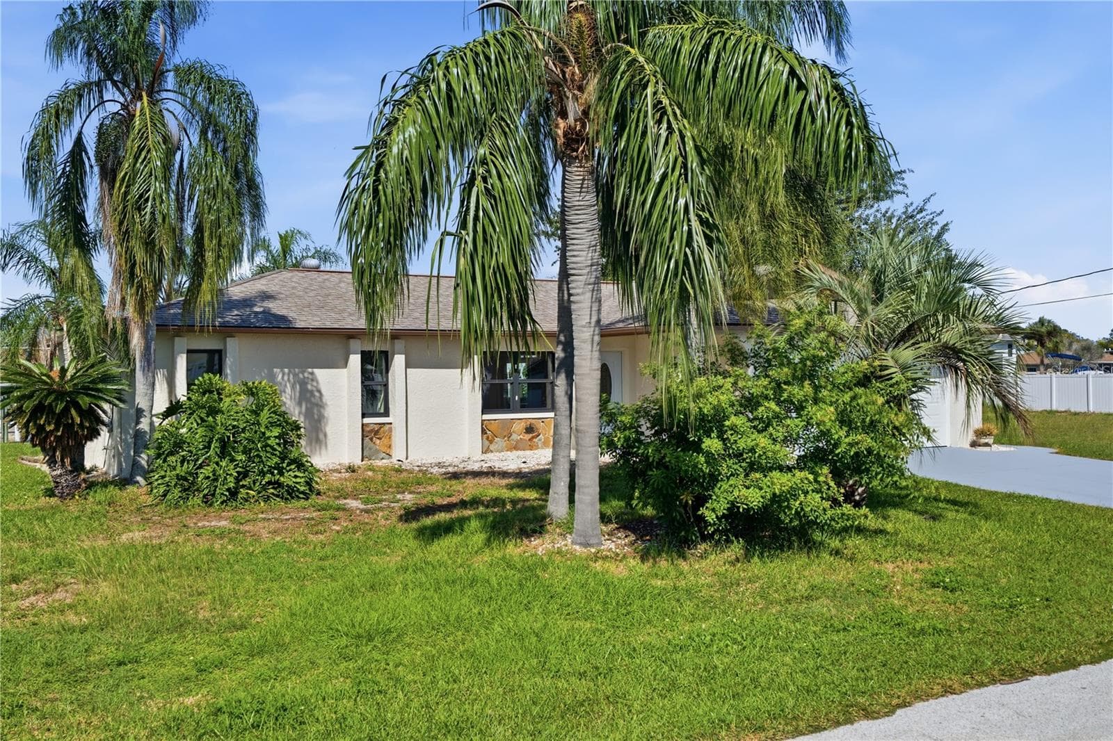 FRONT YARD - 7507 MAKO DR, HUDSON