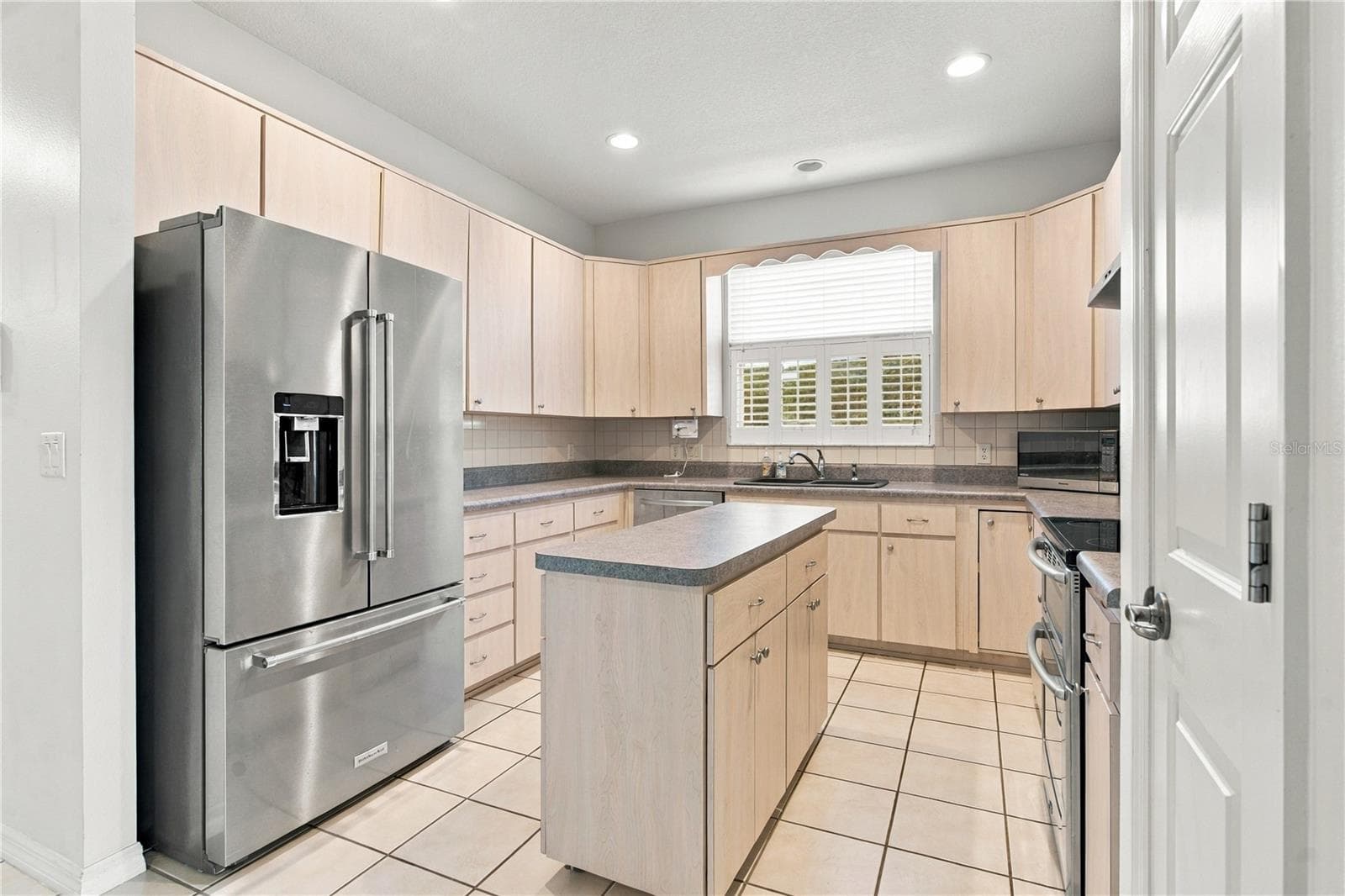 All appliances stay - 6274 SAILBOAT AVE, TAVARES
