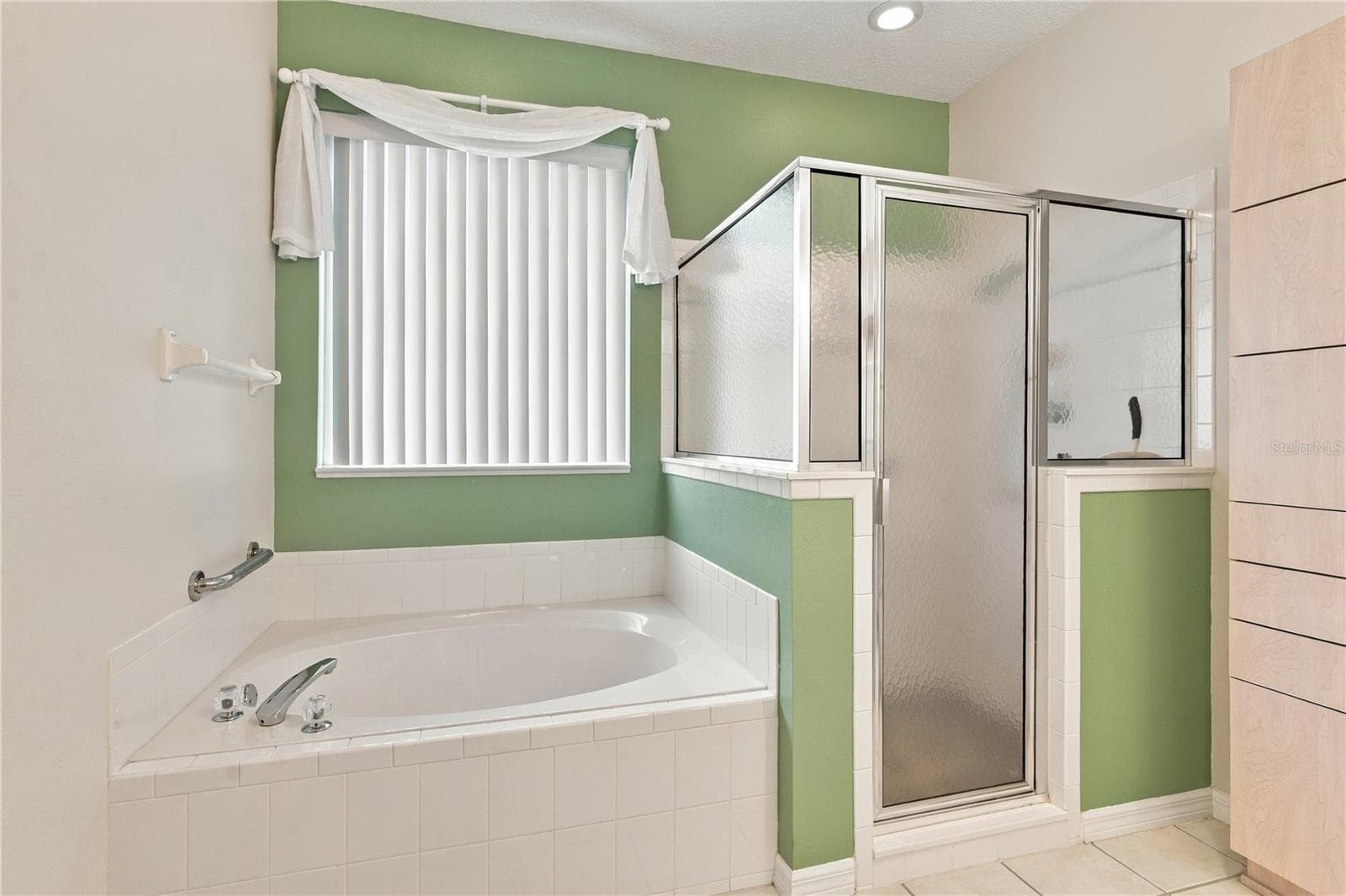 Garden tub with walk-in shower - 6274 SAILBOAT AVE, TAVARES