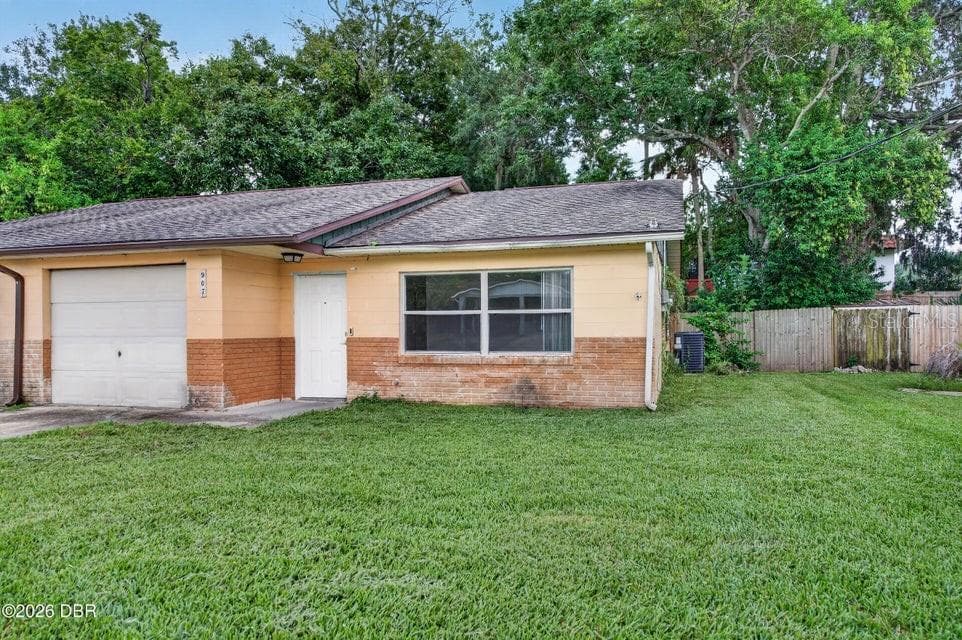 Townhouse at 907 BOULDER DR, SOUTH DAYTONA, photo 2 of 13