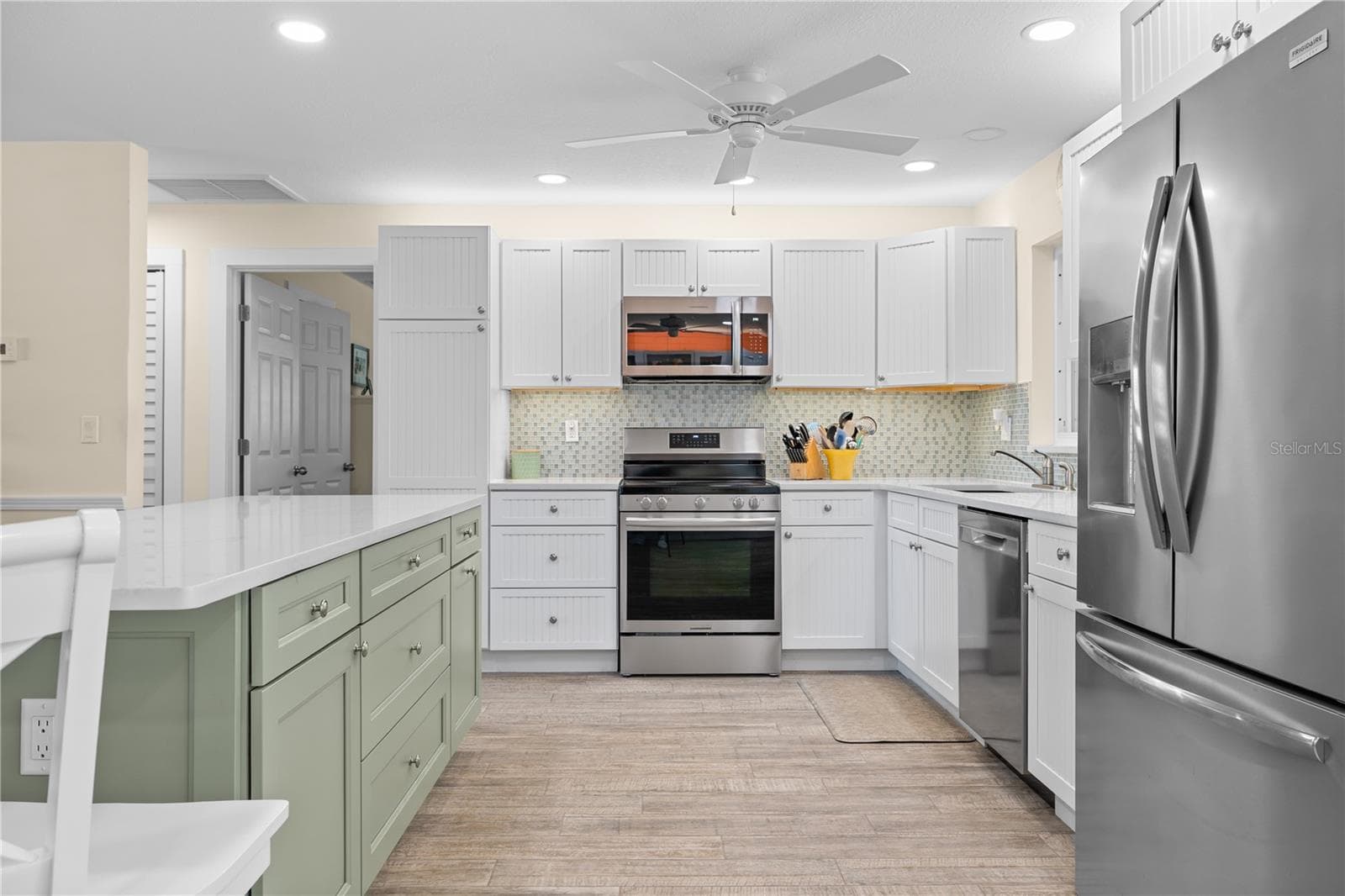 Kitchen. - 929 SANTA MONICA DR, DUNEDIN