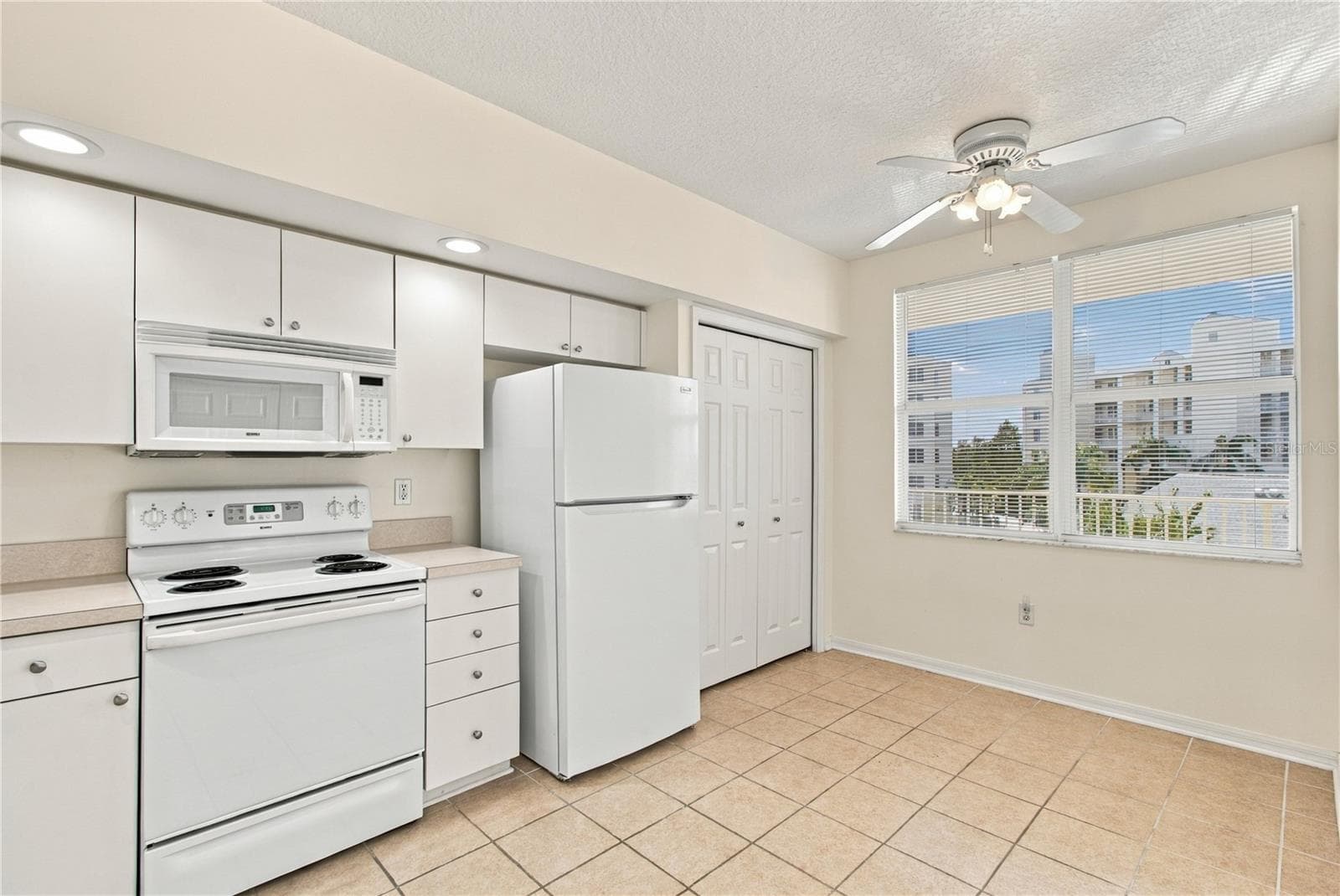 Eat In Kitchen Area - 1200 COUNTRY CLUB DR #3202, LARGO